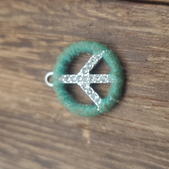 Green Threaded crystal peace sign pendant - Picture 1 of 3